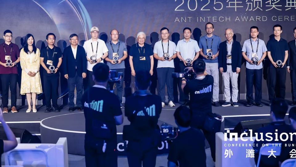 大模型中心王利民教授获2025蚂蚁Intech科技奖
